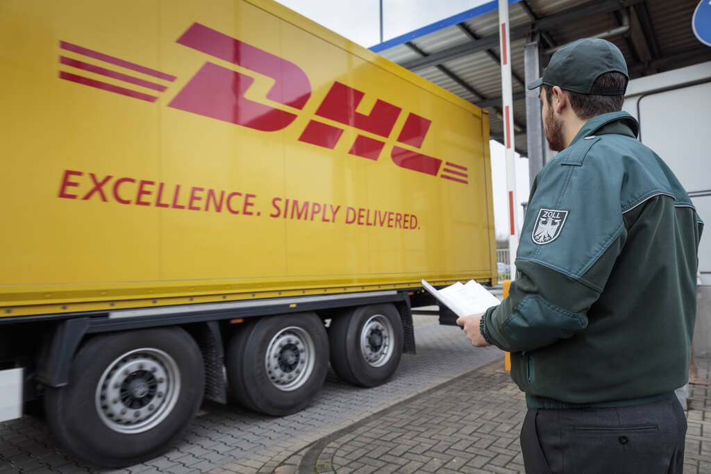 Nhân viên kho DHL