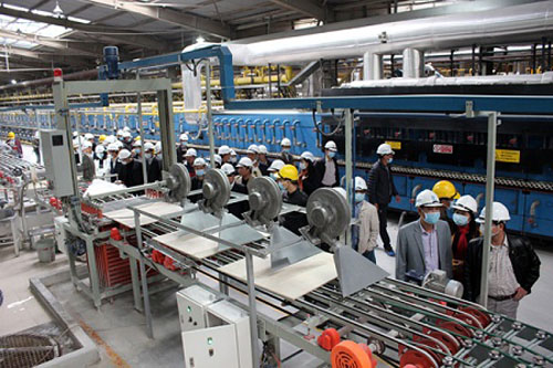 Công nhân trong sản xuất gạch và khối
