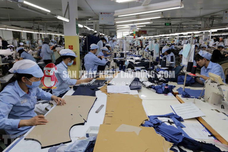 Công nhân trên dây chuyền sản xuất may và dệt may